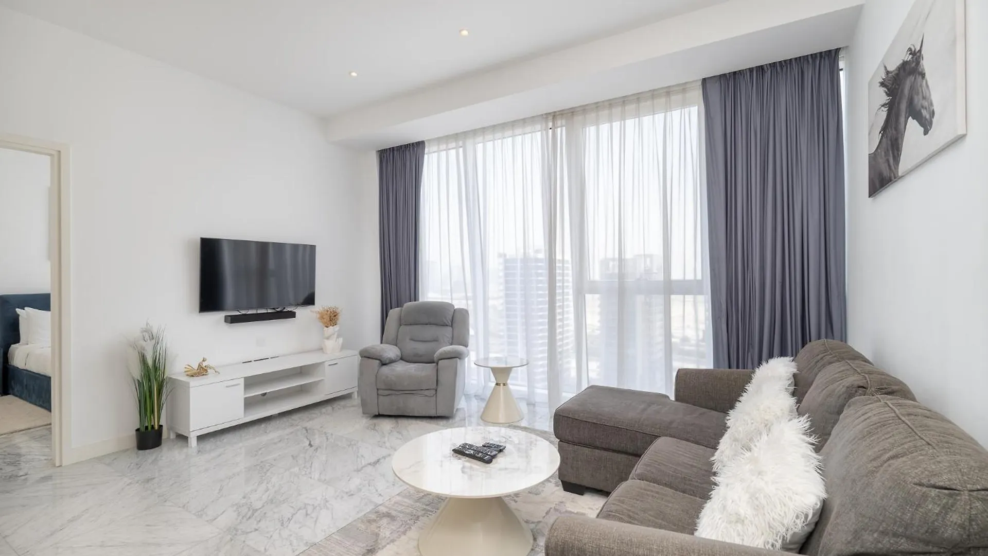 Chic 1Bedroom Apartment Perfect Blend Of Style And Comfort Dubai