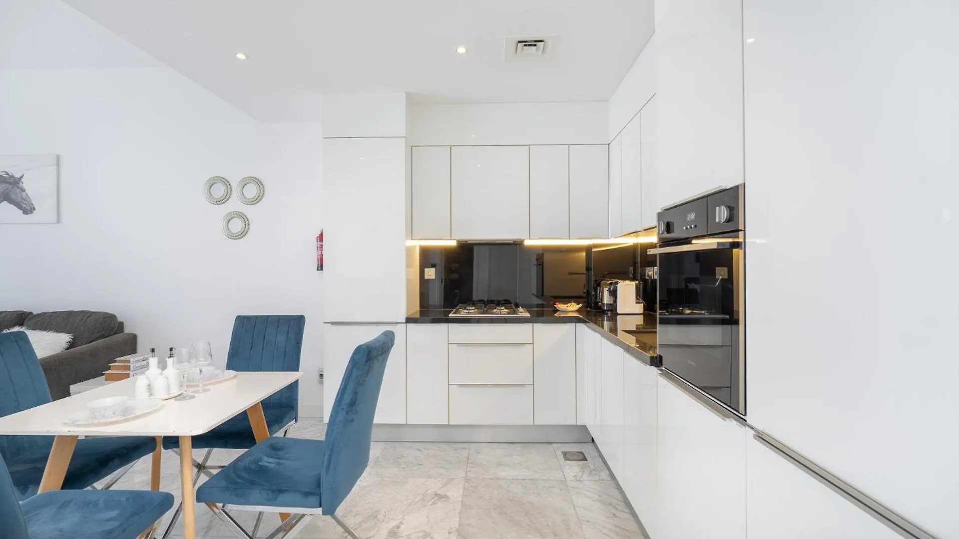 Chic 1Bedroom Apartment Perfect Blend Of Style And Comfort Dubai