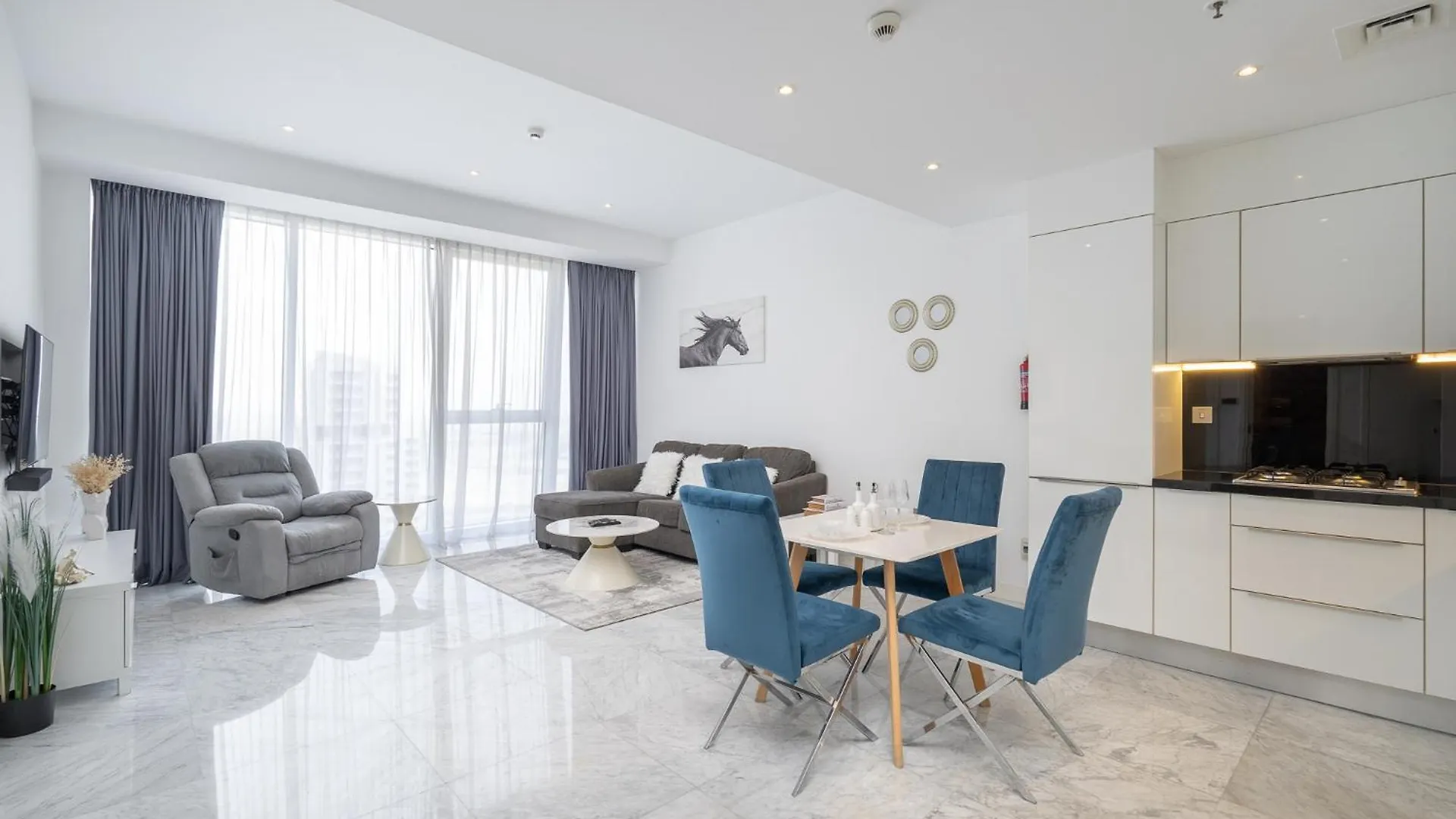 Chic 1Bedroom Apartment Perfect Blend Of Style And Comfort Dubai 0*,