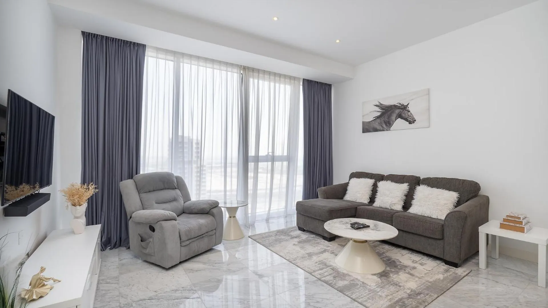 Chic 1Bedroom Apartment Perfect Blend Of Style And Comfort Dubai United Arab Emirates