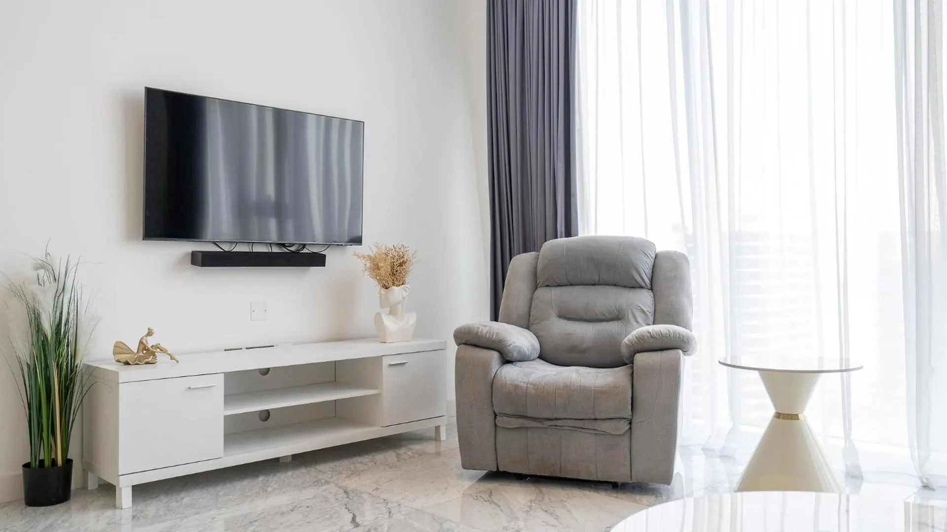 Chic 1Bedroom Apartment Perfect Blend Of Style And Comfort Dubai 0*,