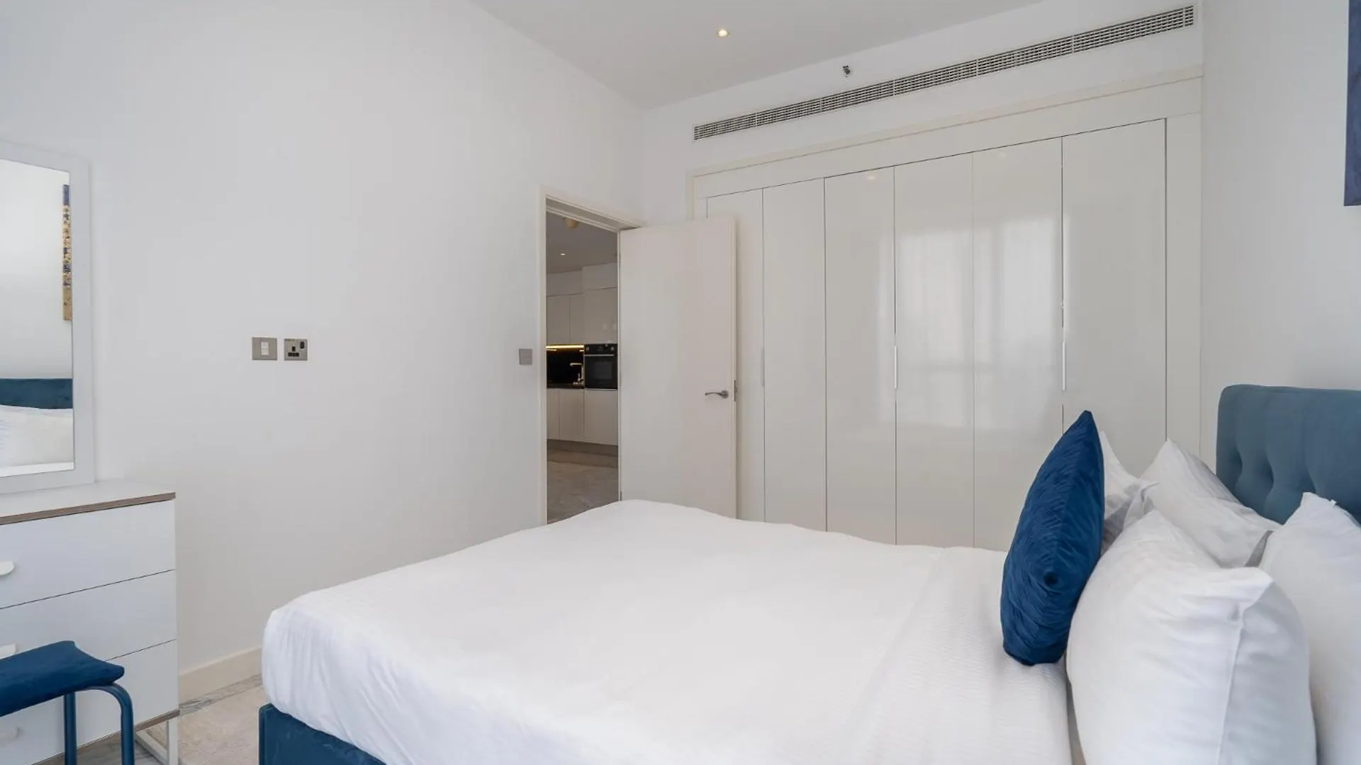 Chic 1Bedroom Apartment Perfect Blend Of Style And Comfort Dubai